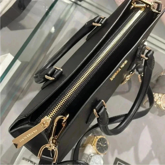 Michael Kors Sheila Medium Center Zip Satchel
Crossbody Bag
NWT - Picture 11 of 16